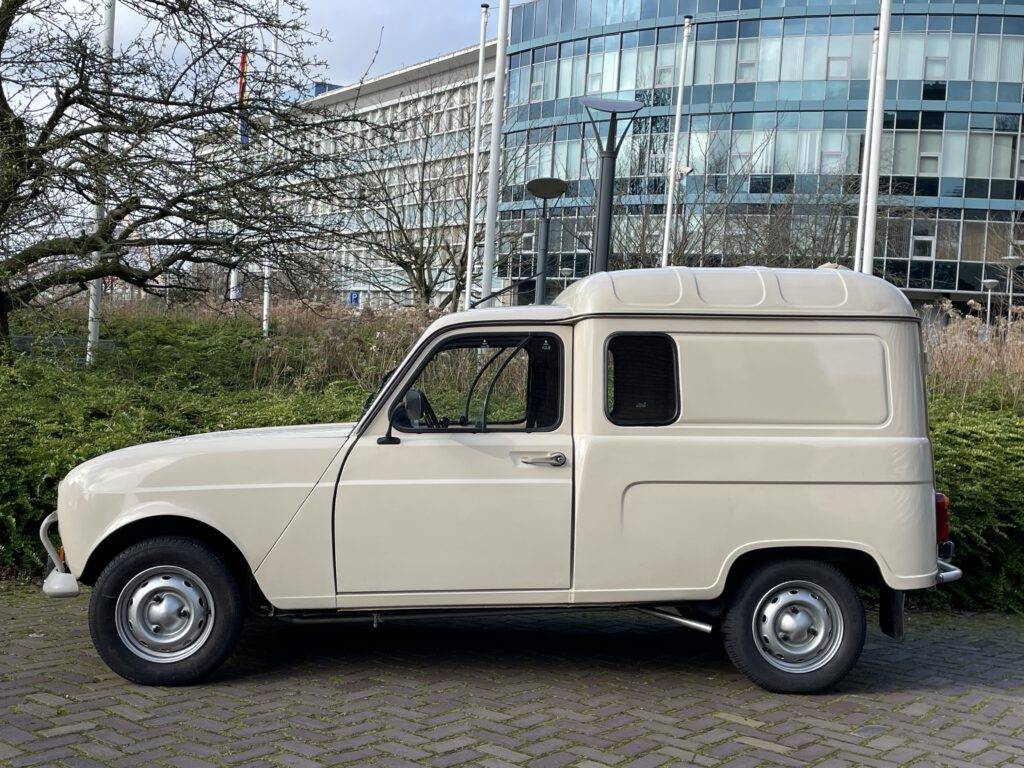 Renault R4F4 Combi – Voitures De l ’Est