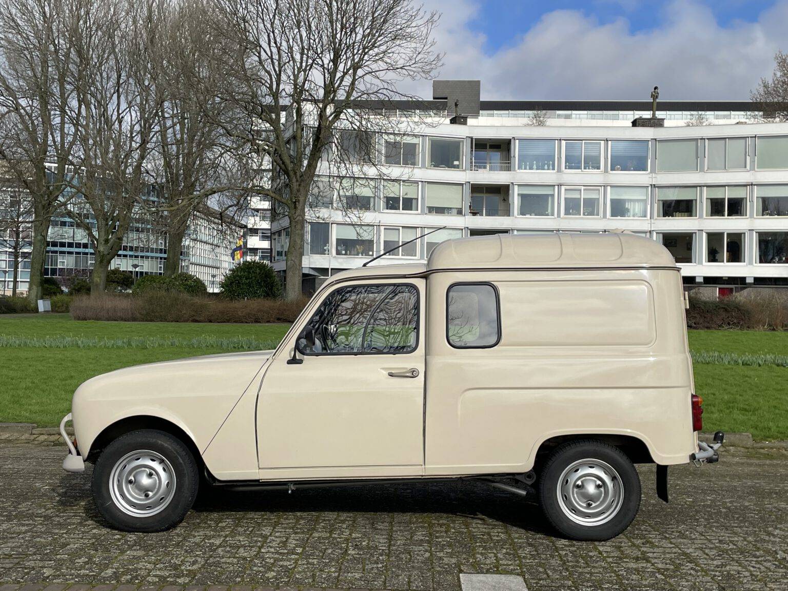 Renault R4F4 Combi – Voitures De l ’Est