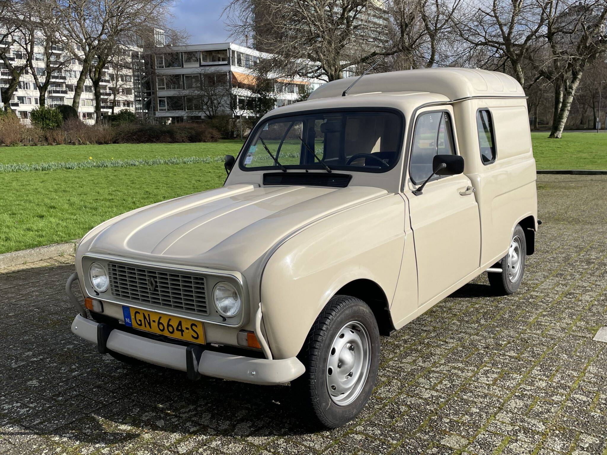 Renault R4F4 Combi – Voitures De l ’Est